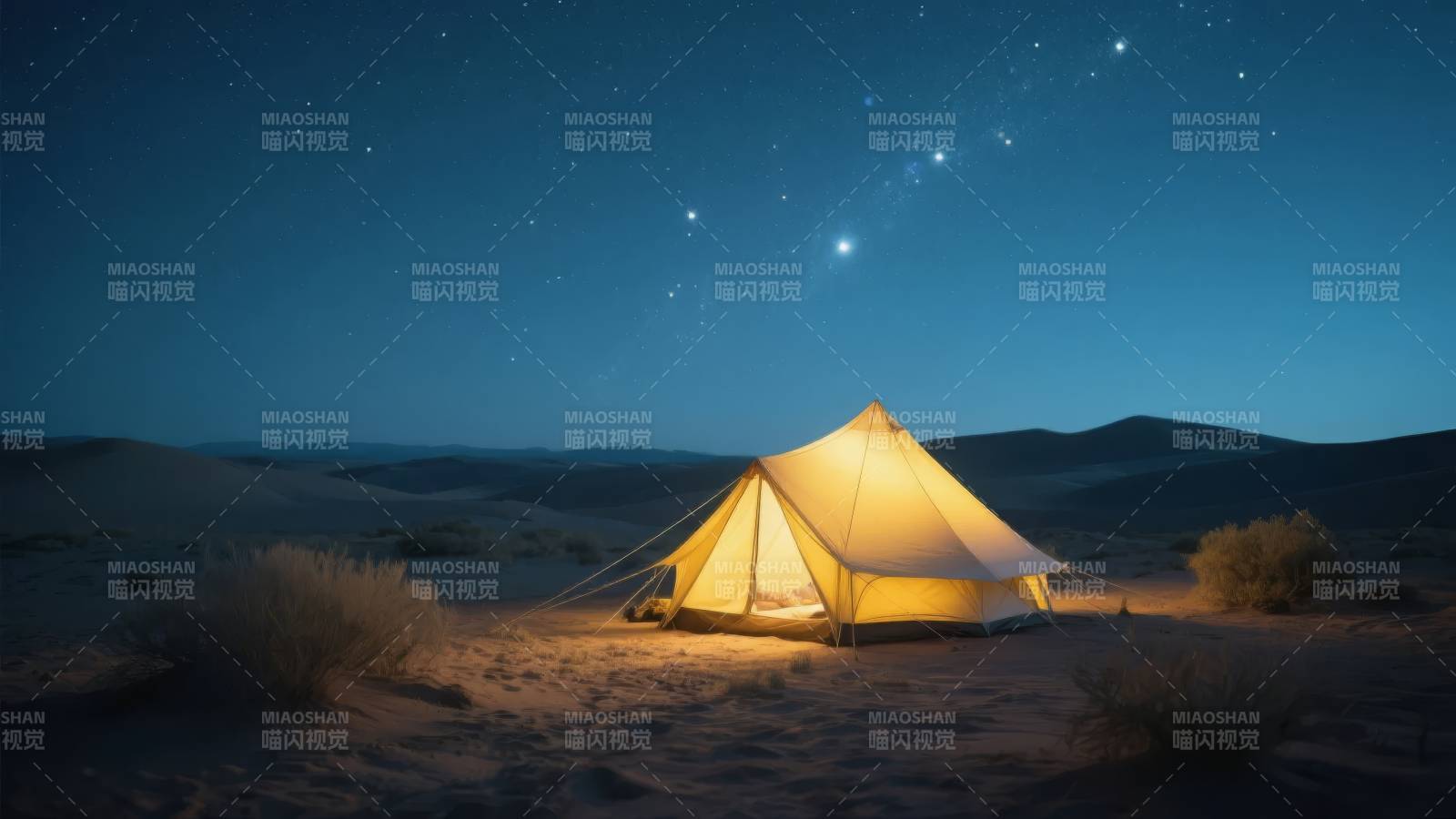 沙漠夜宿星空下图片