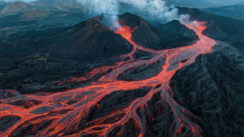 火山喷发熔岩流淌图片