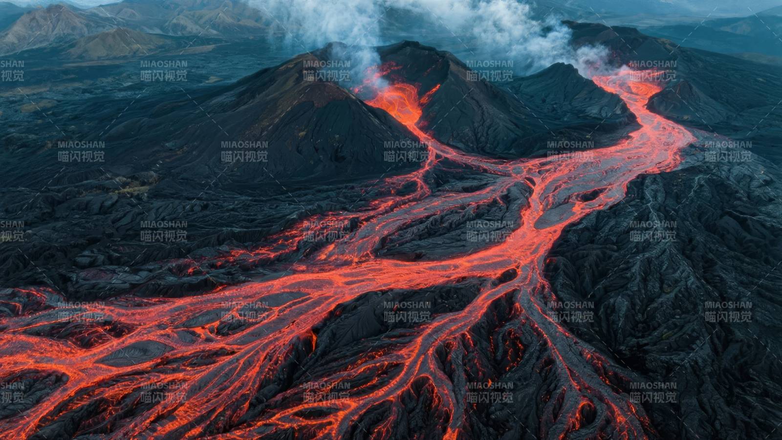 火山喷发熔岩流淌图片