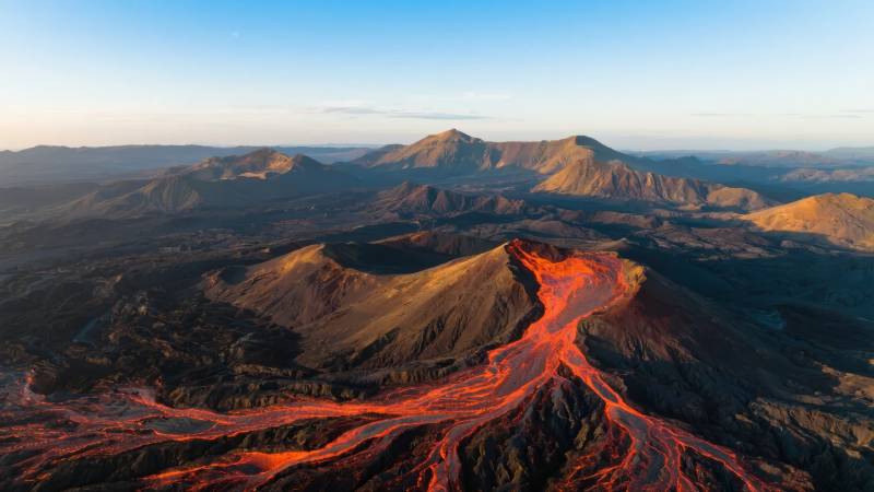 火山熔岩流淌景象图片