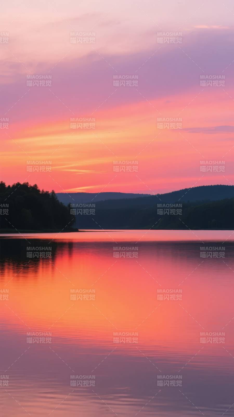 湖畔晚霞映水图片