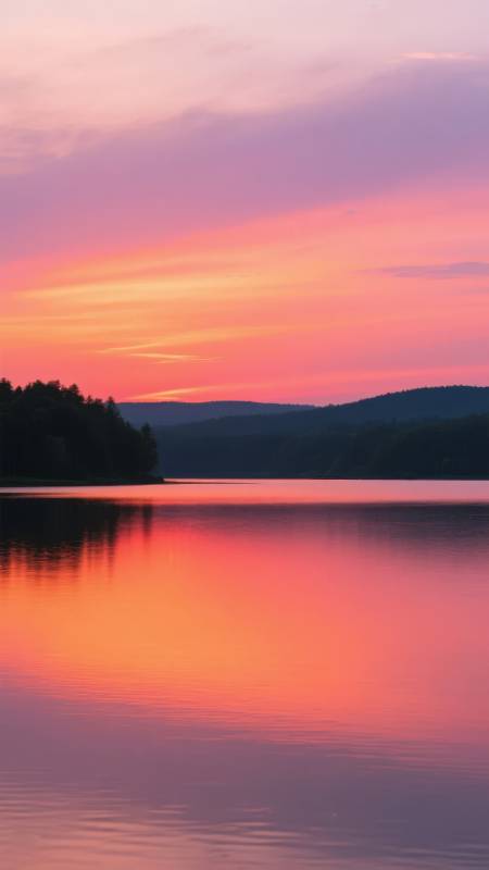 湖畔晚霞映水图片