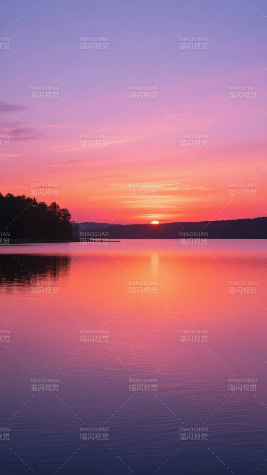 湖畔夕阳映彩霞图片