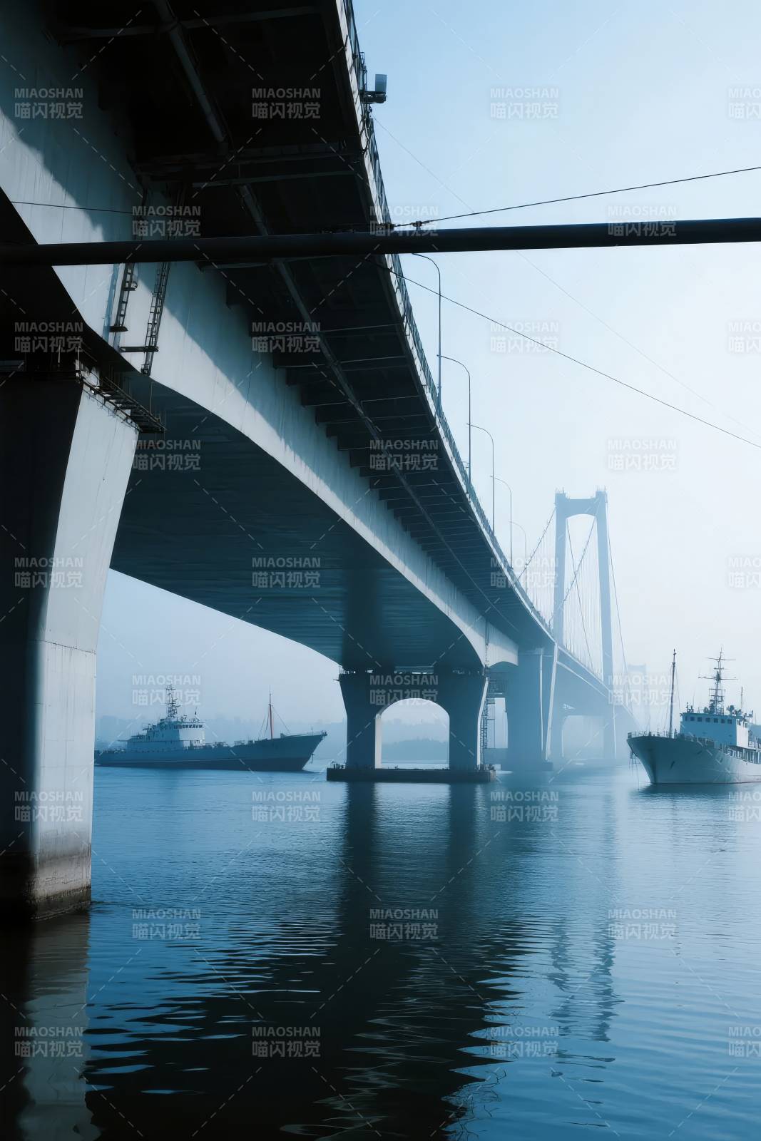 桥下雾中舰影图片