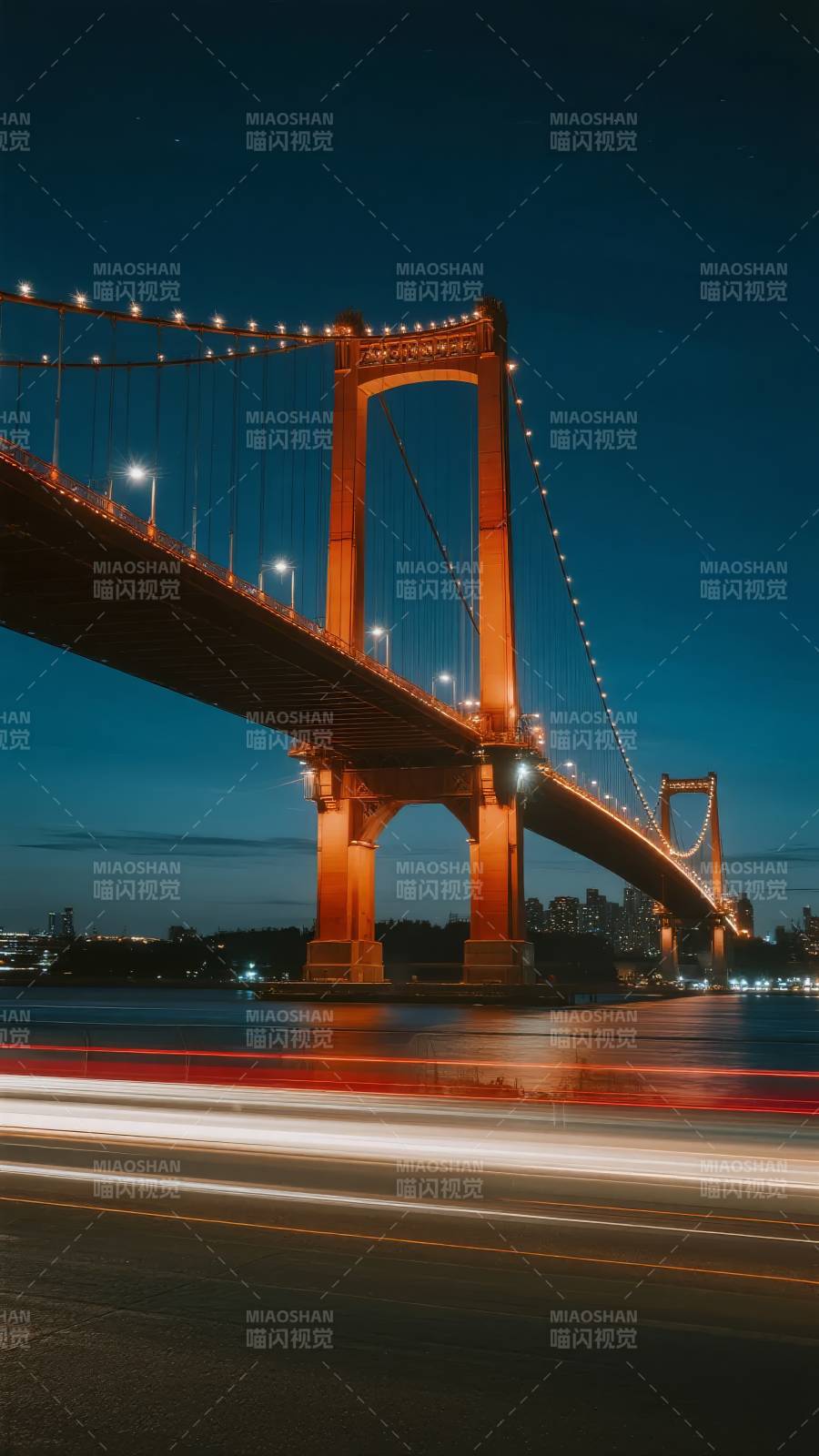 夜幕下的大桥灯火辉煌图片