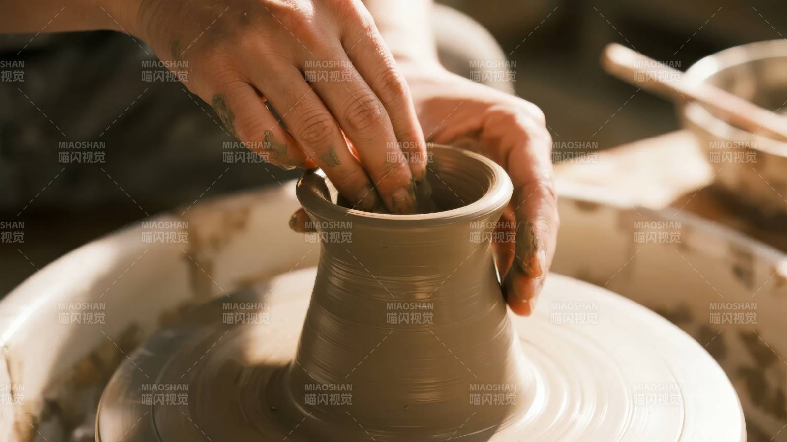 陶艺制作瞬间图片