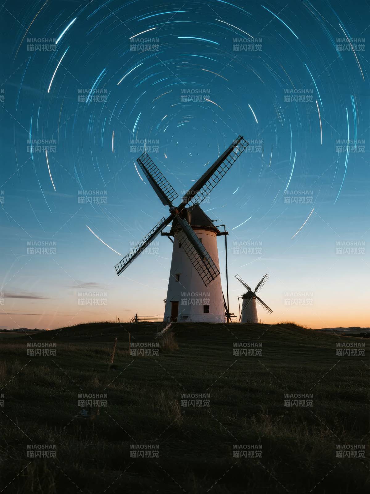 风车夜空星轨图片