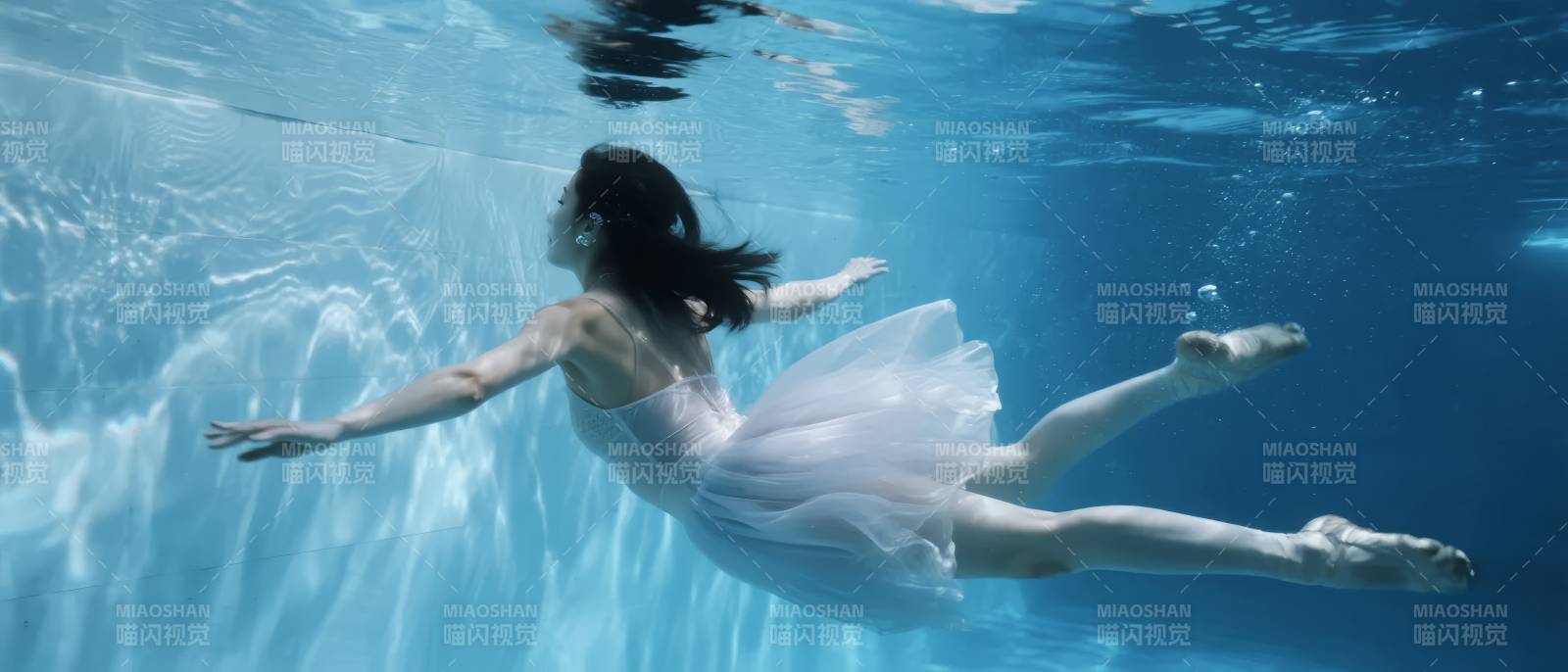 水下芭蕾舞者图片