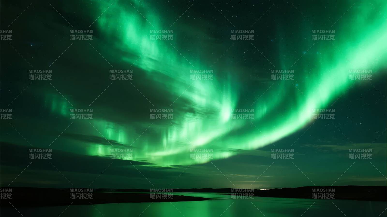 极光映夜空图片