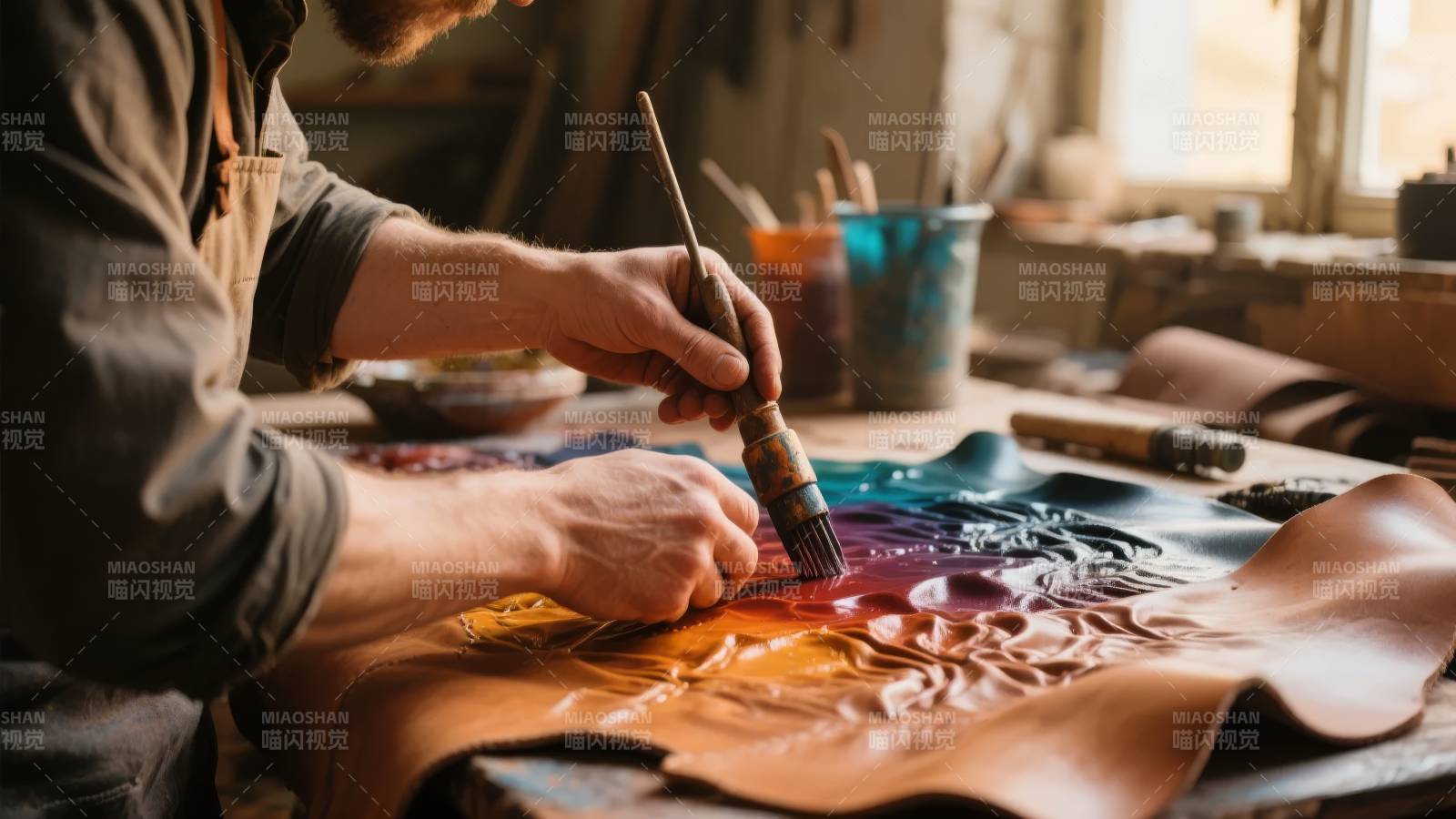 匠人手绘皮革艺术图片