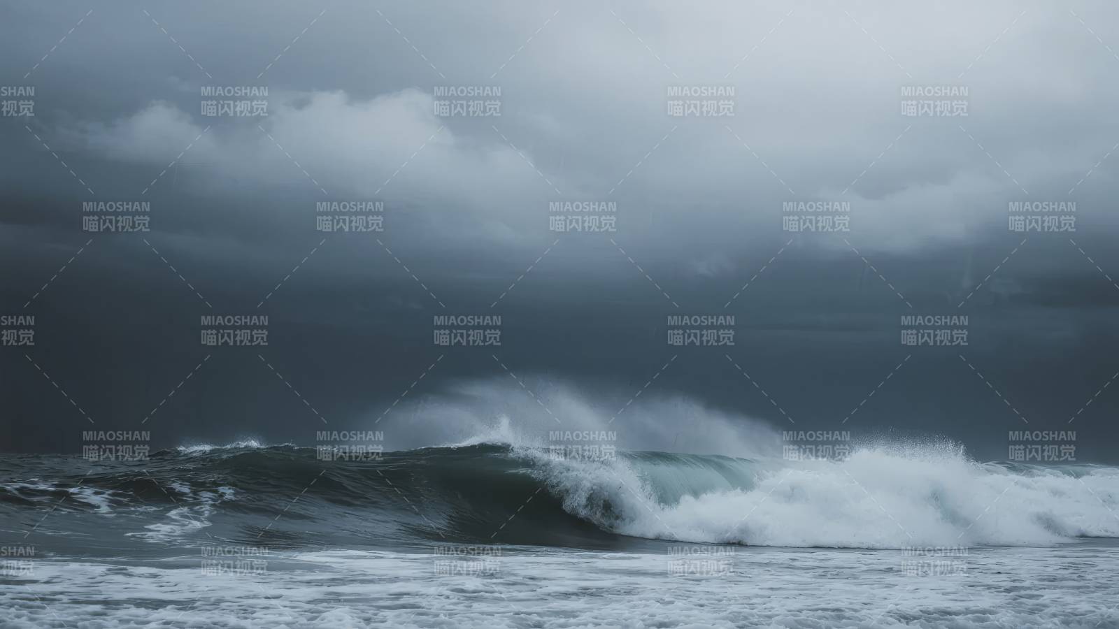 风暴中的巨浪图片