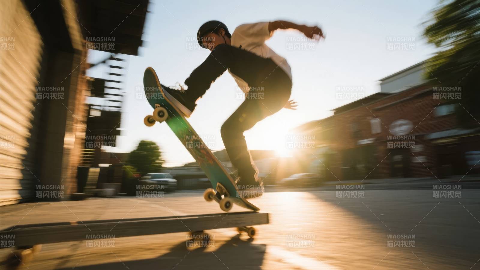 滑板少年跃动瞬间图片
