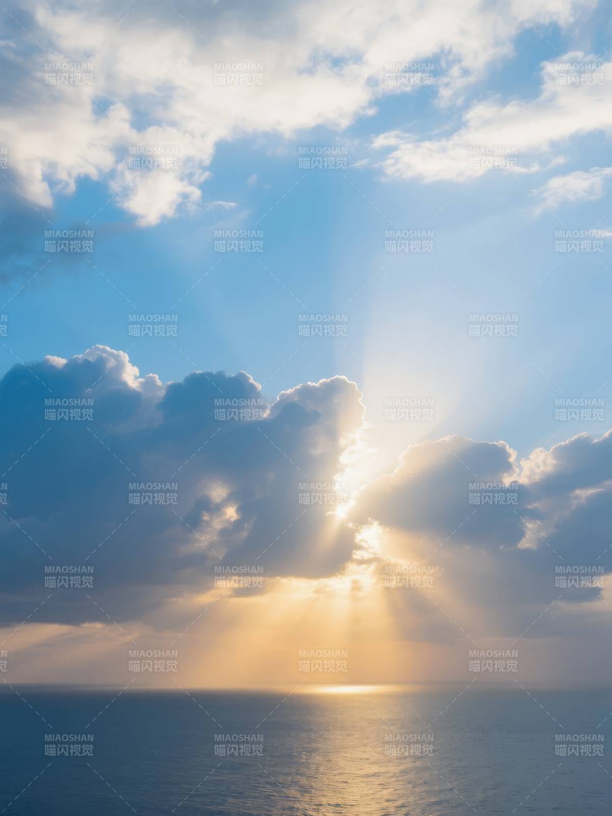 海天共辉 光破云层图片