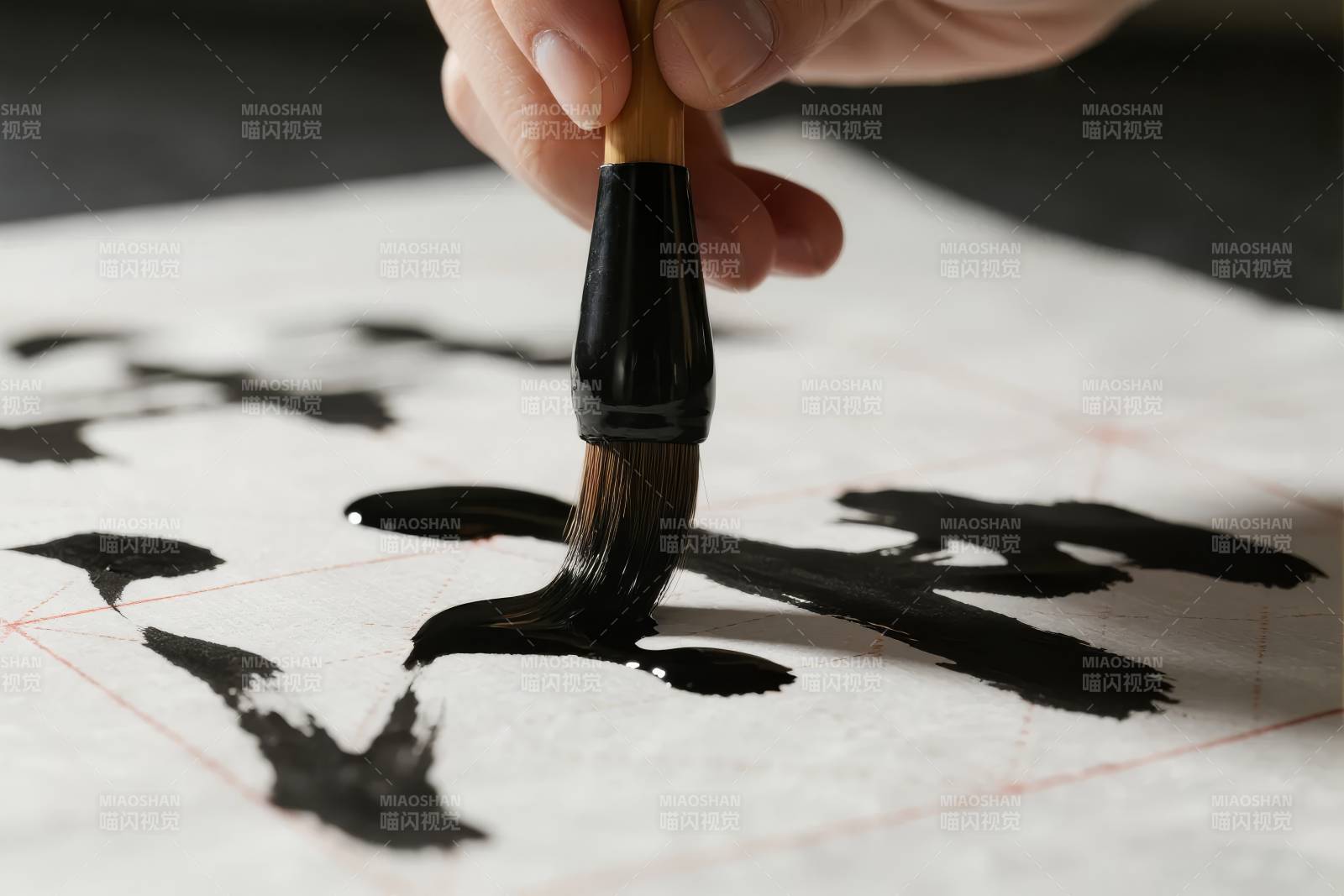 毛笔书写书法艺术图片