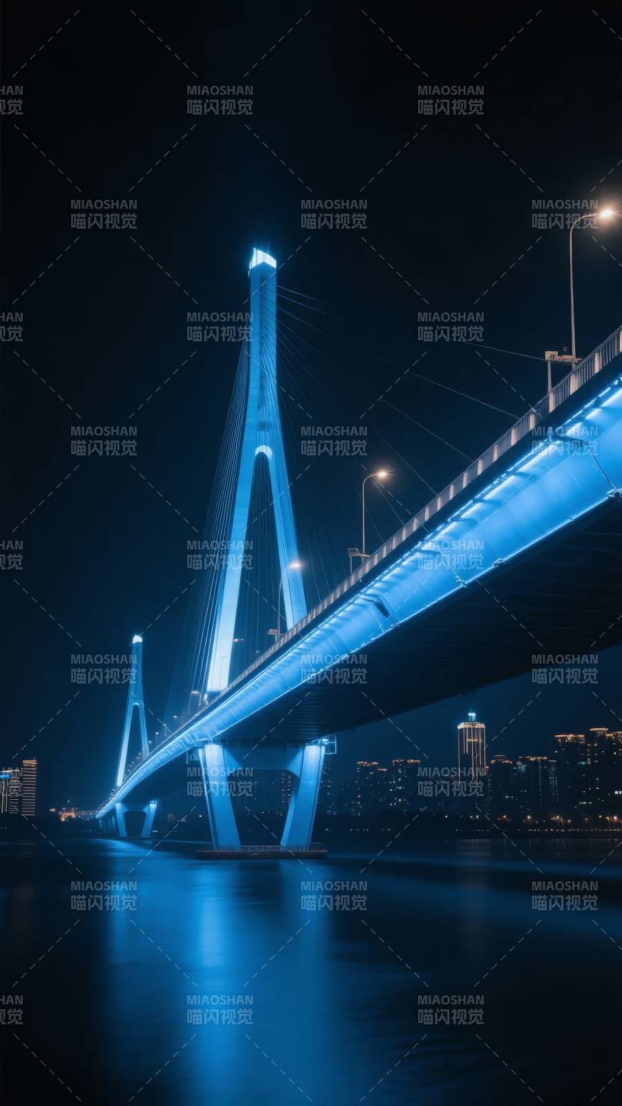 夜桥蓝光映水图片
