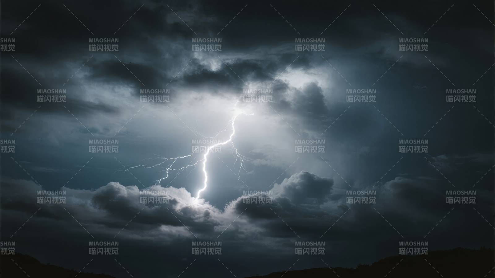 雷电交加夜空图片