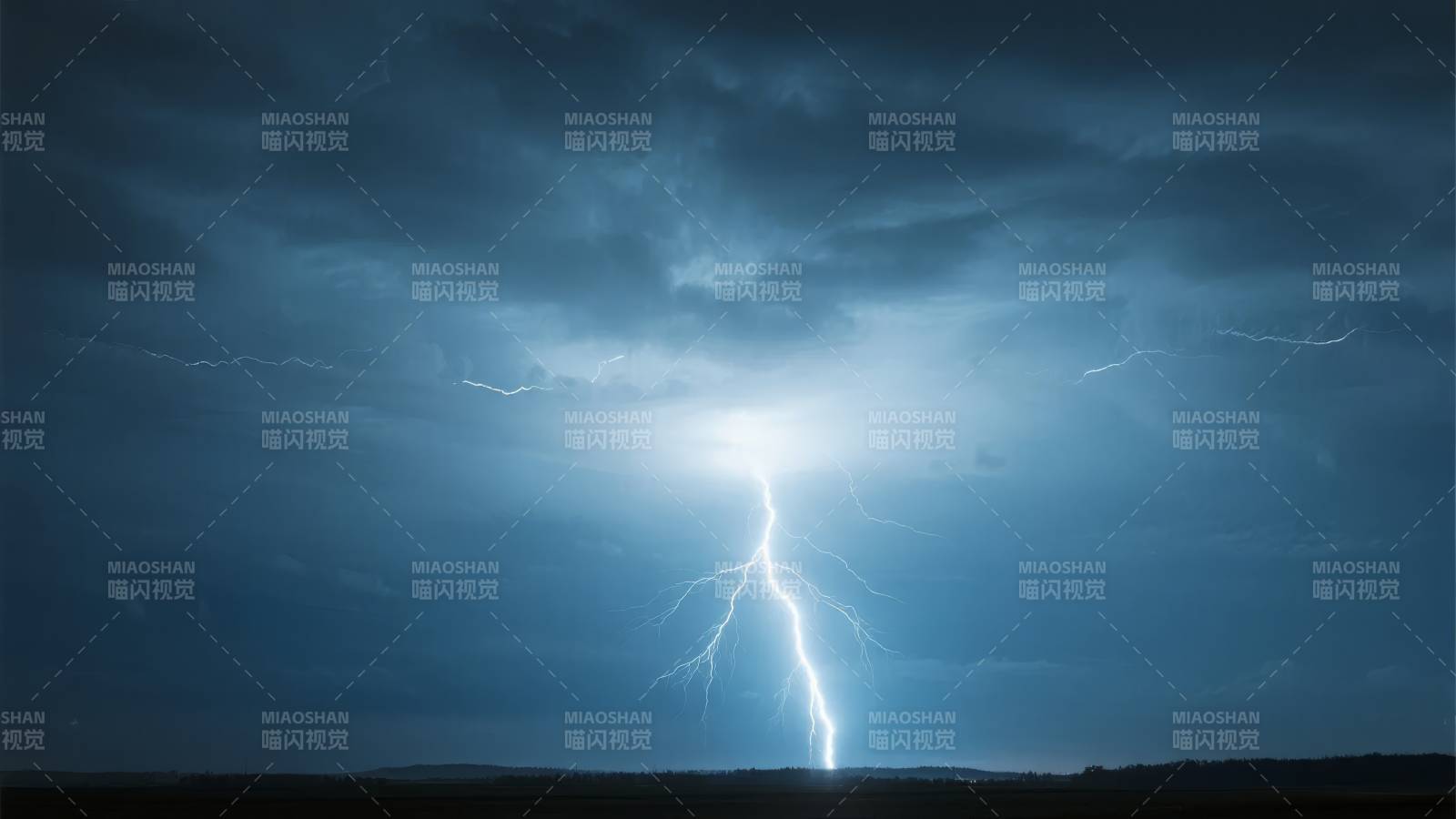 电闪雷鸣夜图片