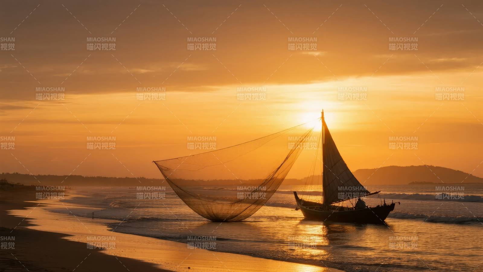 夕阳下的渔船剪影图片