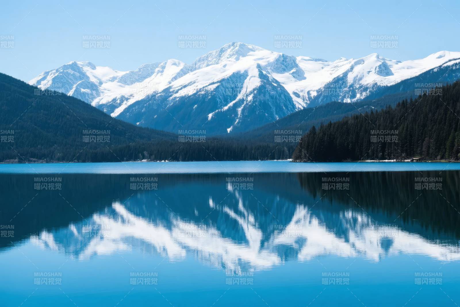 雪山湖镜图片