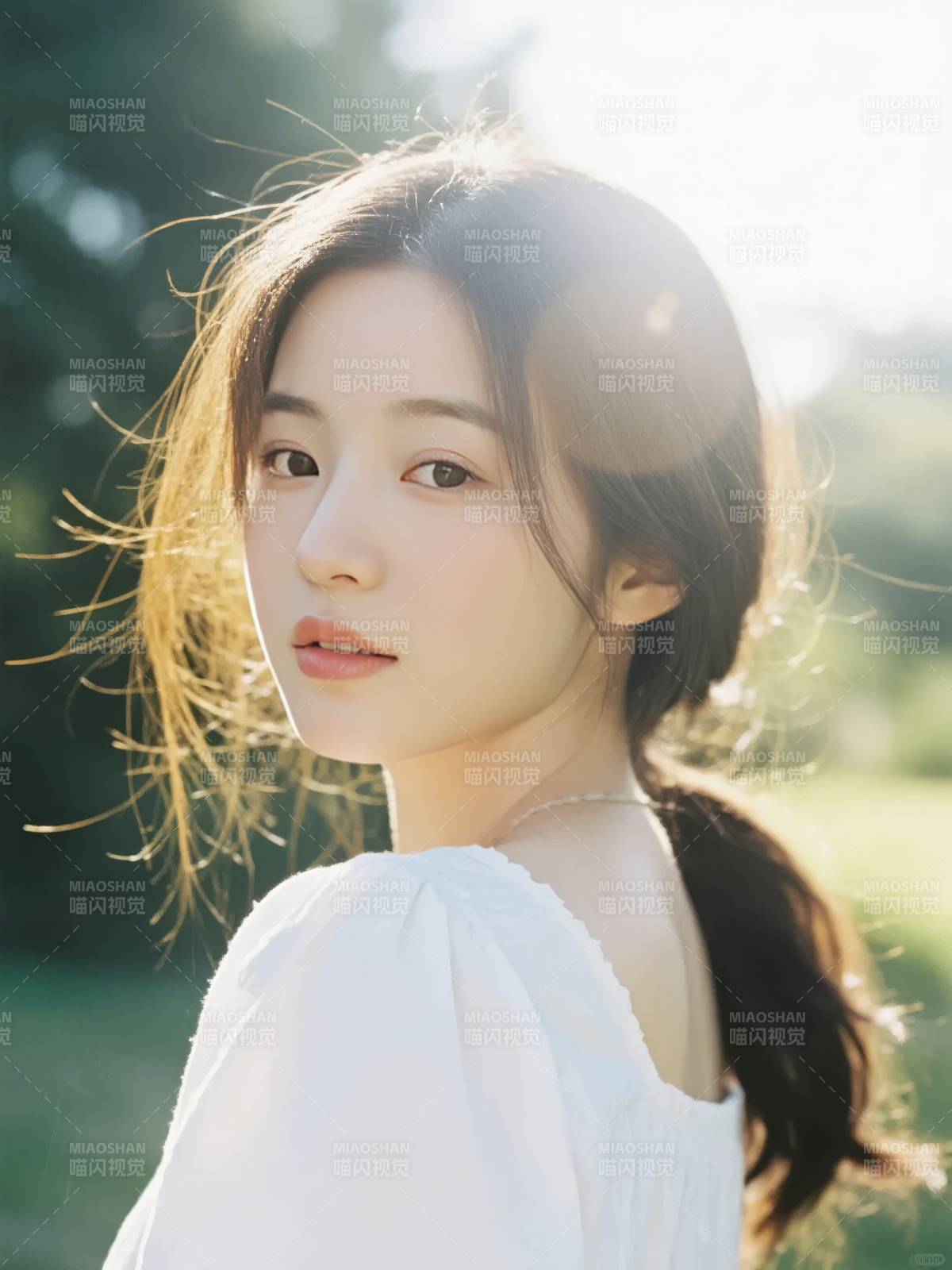 阳光下的温柔侧影图片