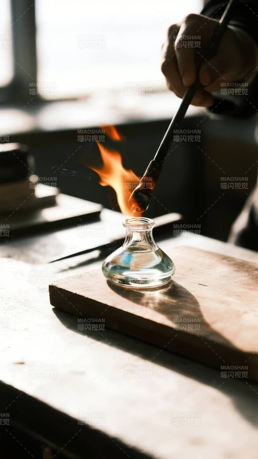 火焰点燃玻璃瓶图片