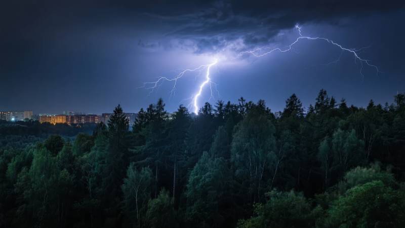 雷电划破夜空图片