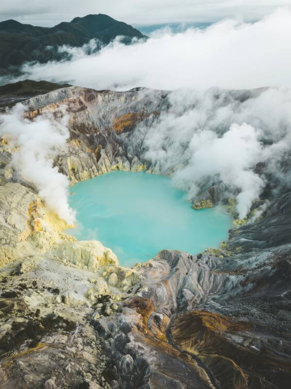 火山口湖云雾缭绕图片