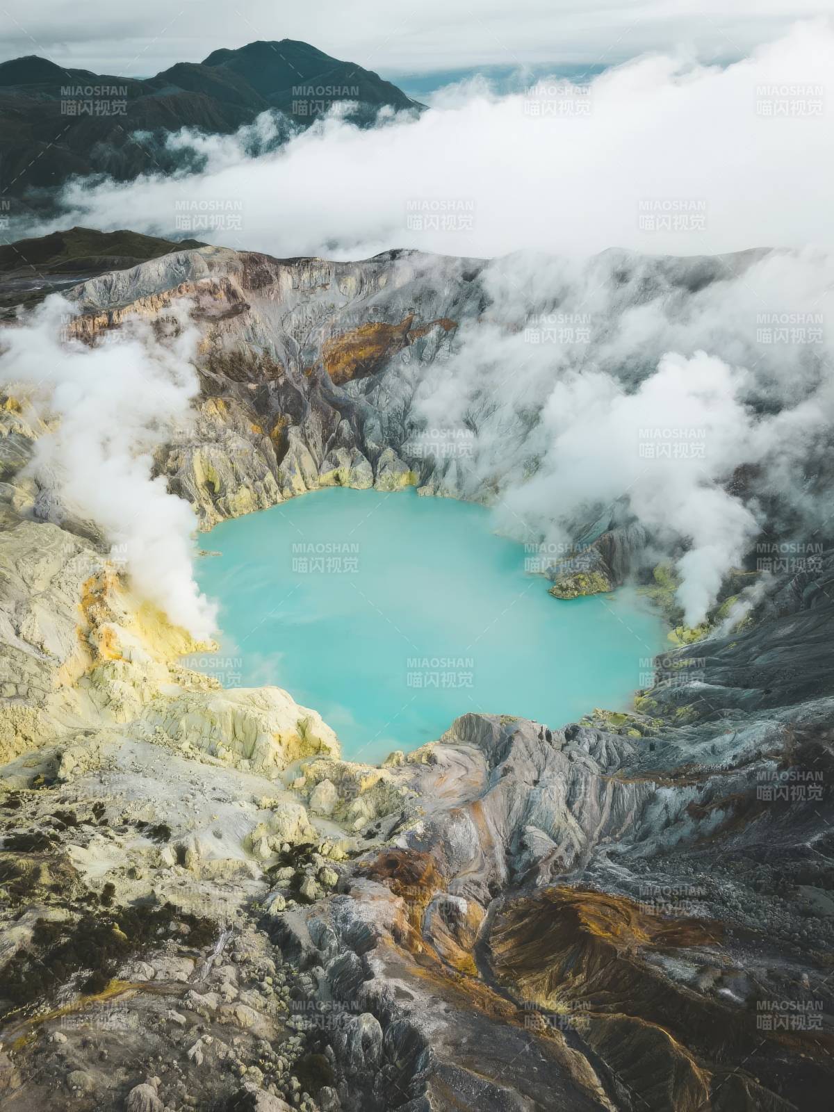 火山口湖云雾缭绕图片