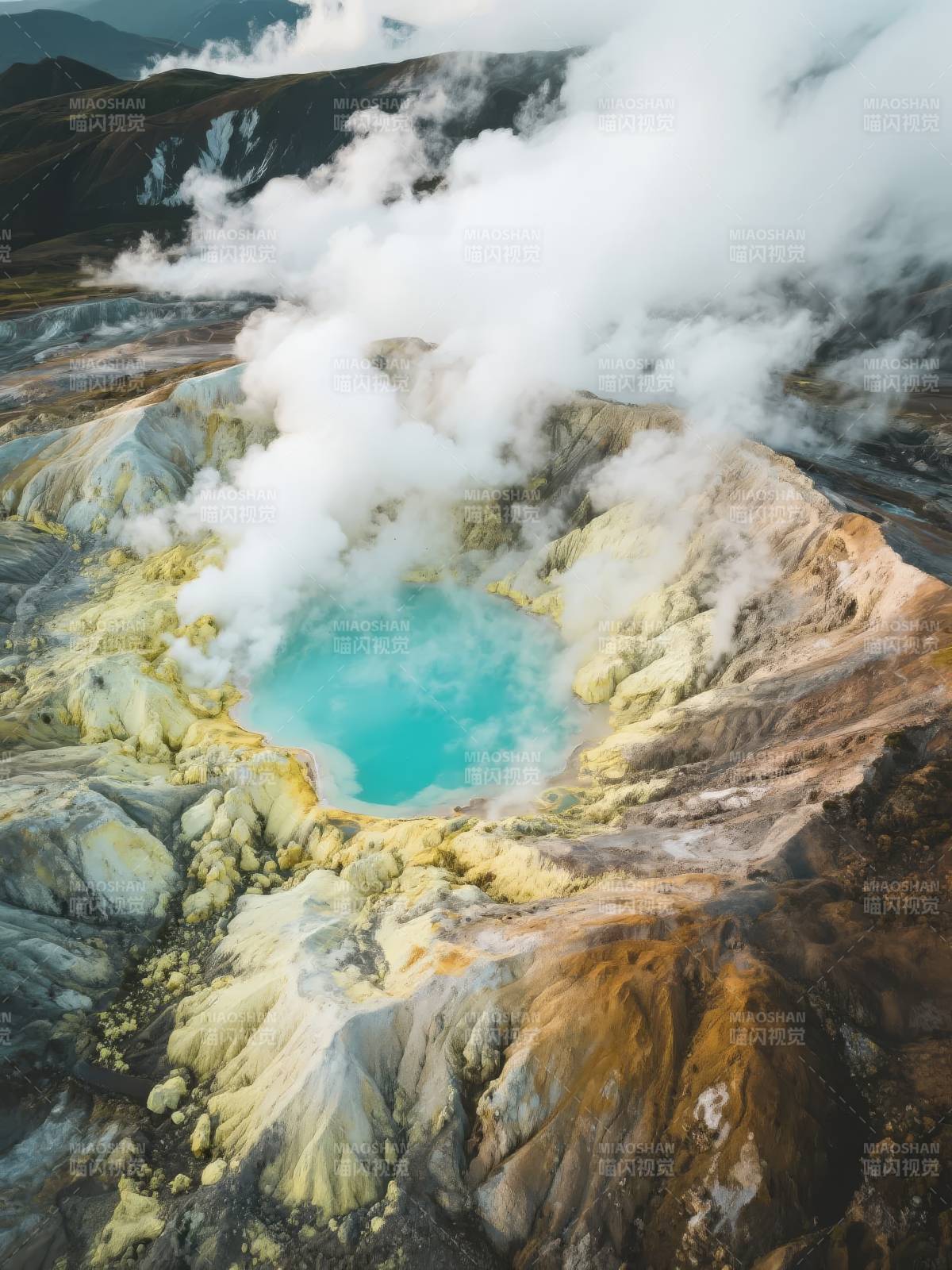 火山口湖云雾缭绕图片