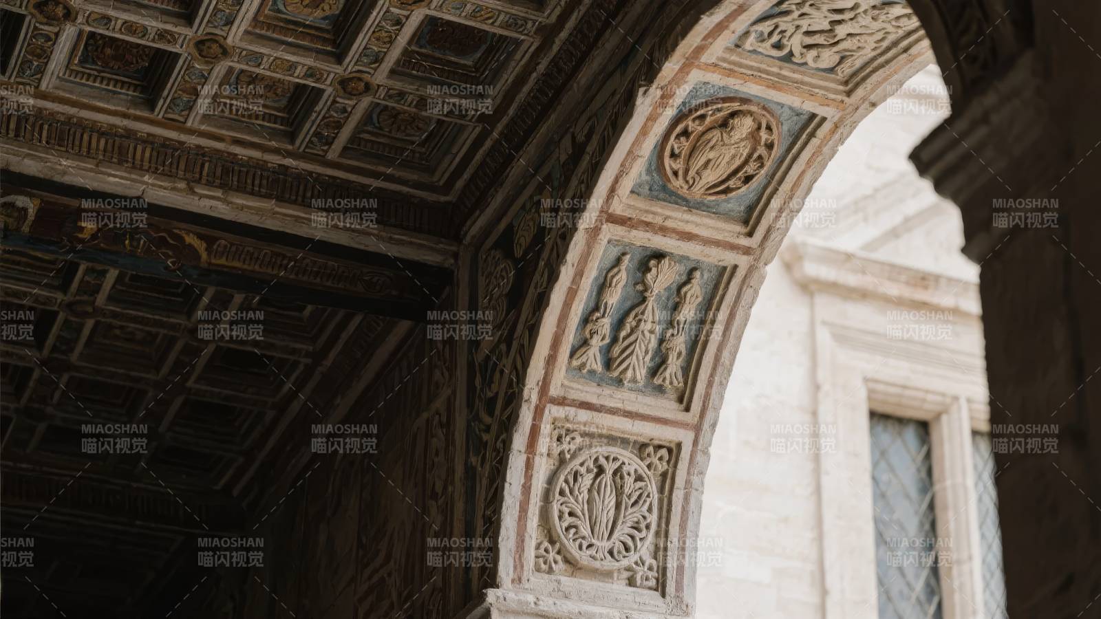 华丽拱门与雕花天花板图片