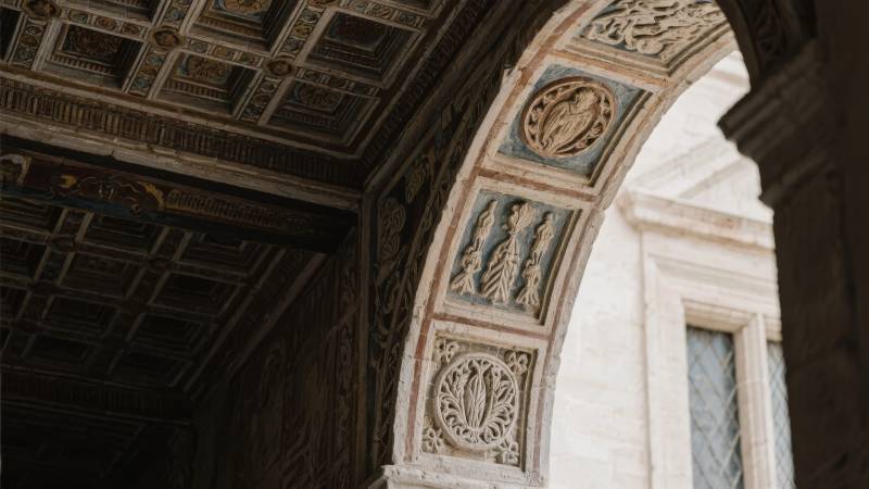 华丽拱门与雕花天花板图片