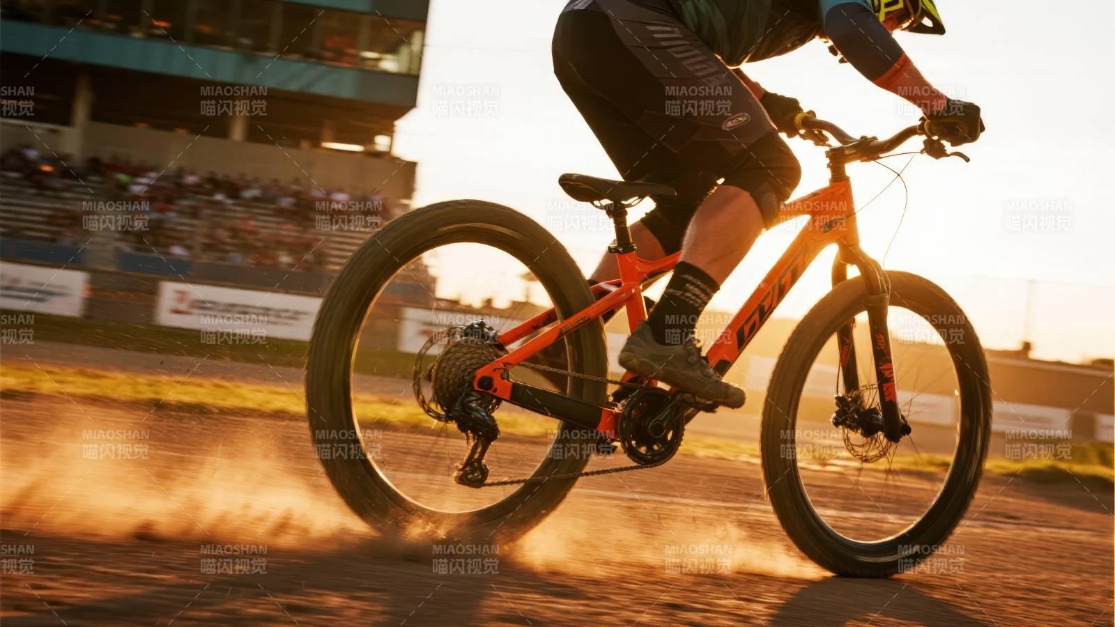 山地车疾驰瞬间图片