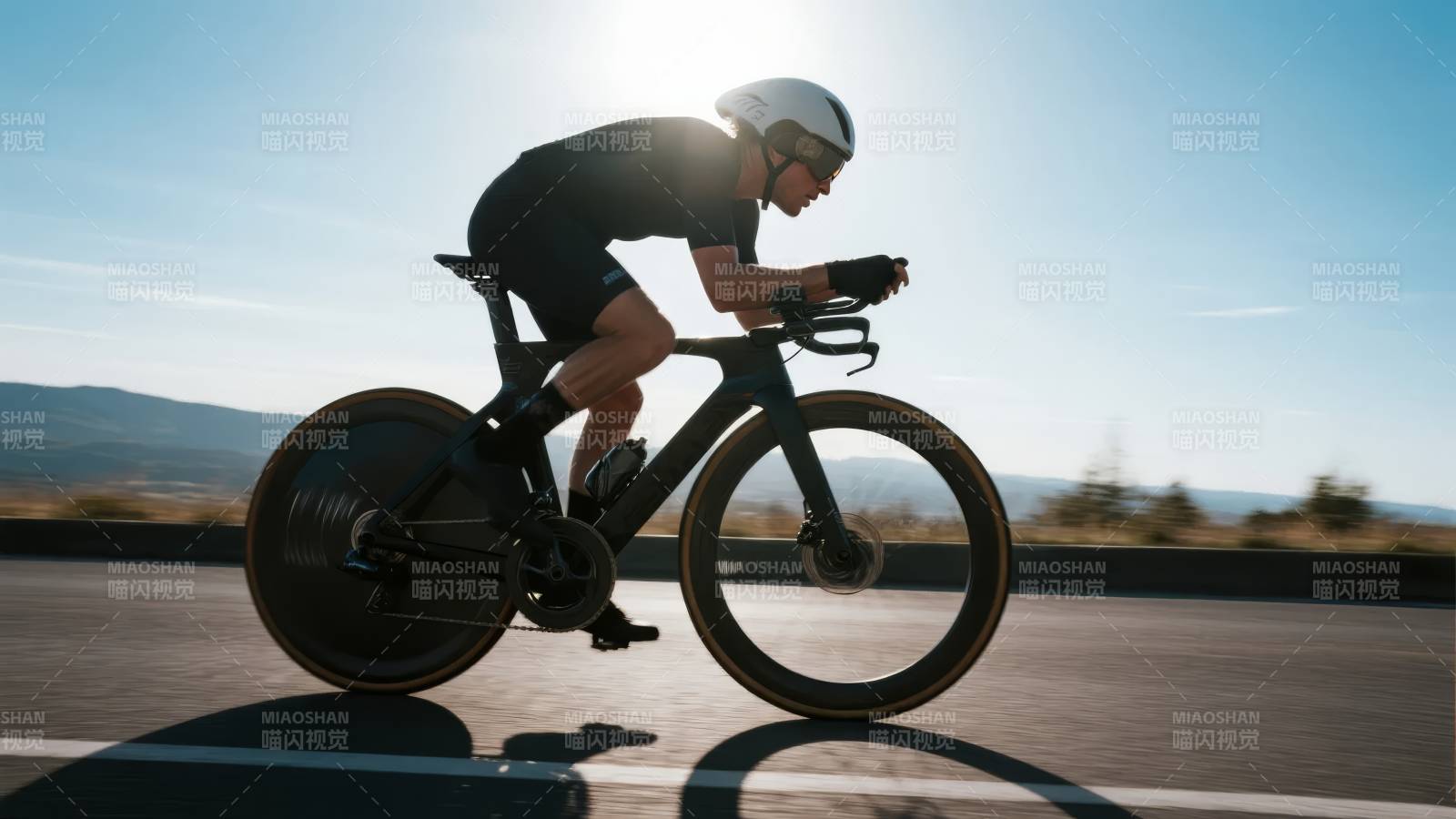 骑行者迎风疾驰图片