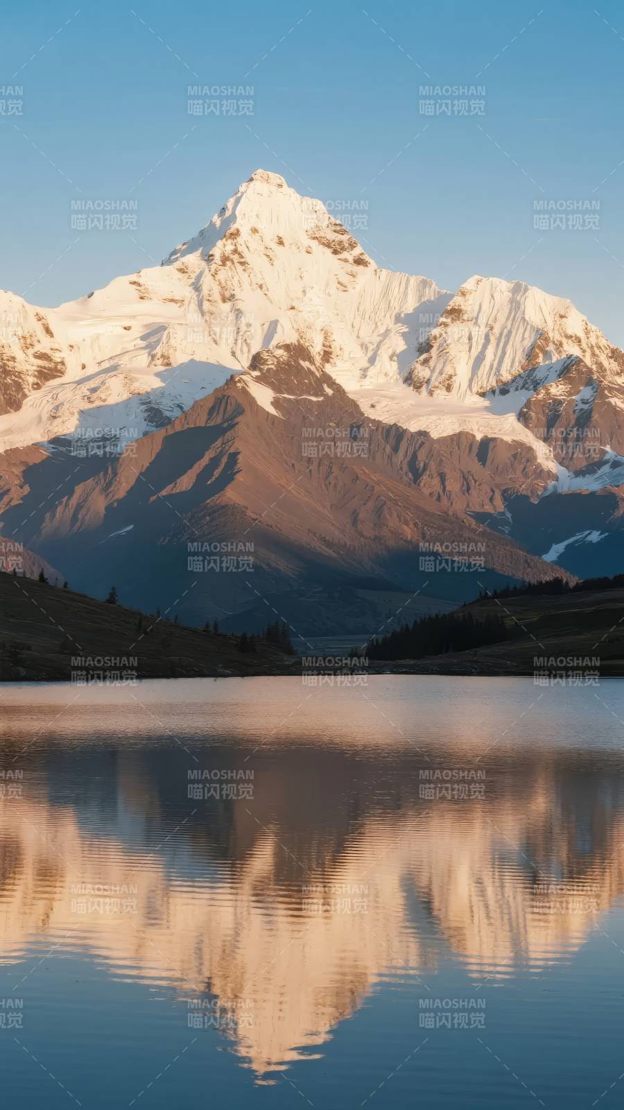 雪山倒影湖中图片