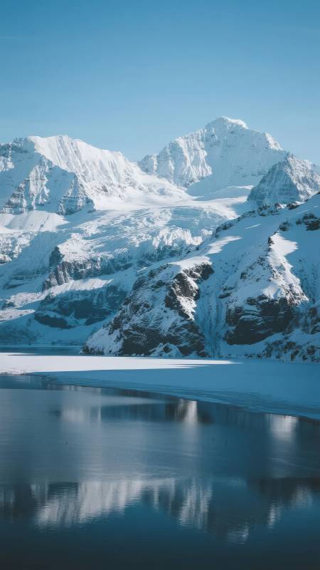 雪山倒影湖光图片