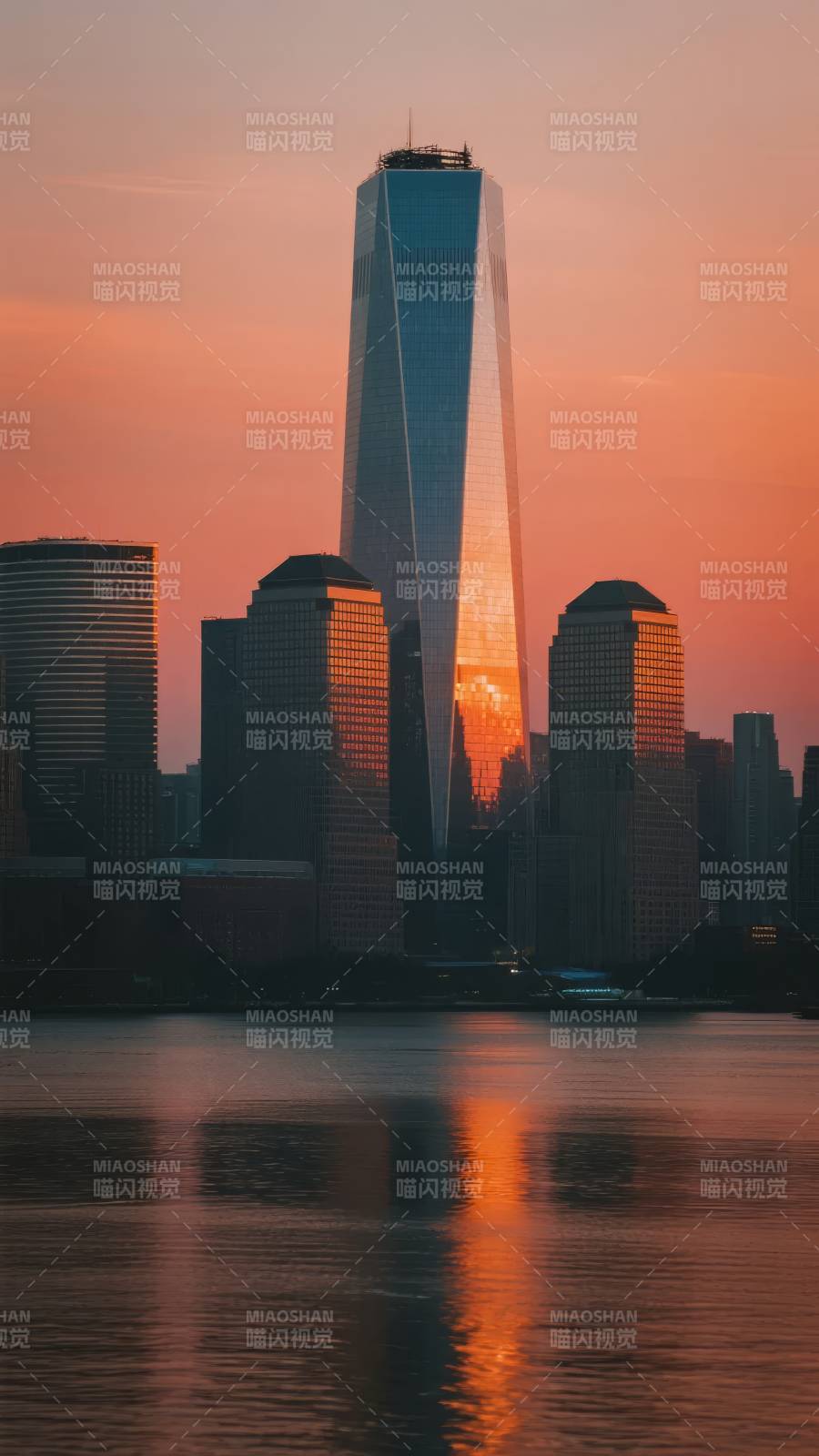 夕阳下的城市剪影图片