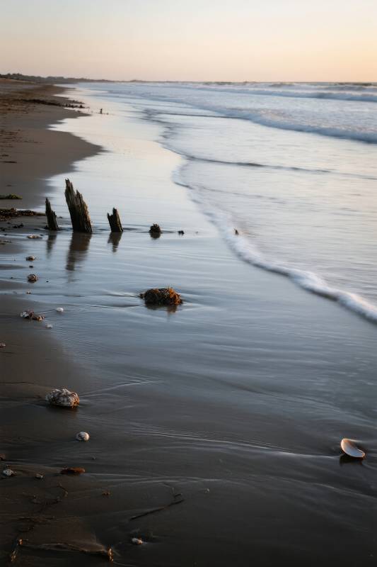 黄昏海滩静谧景图片