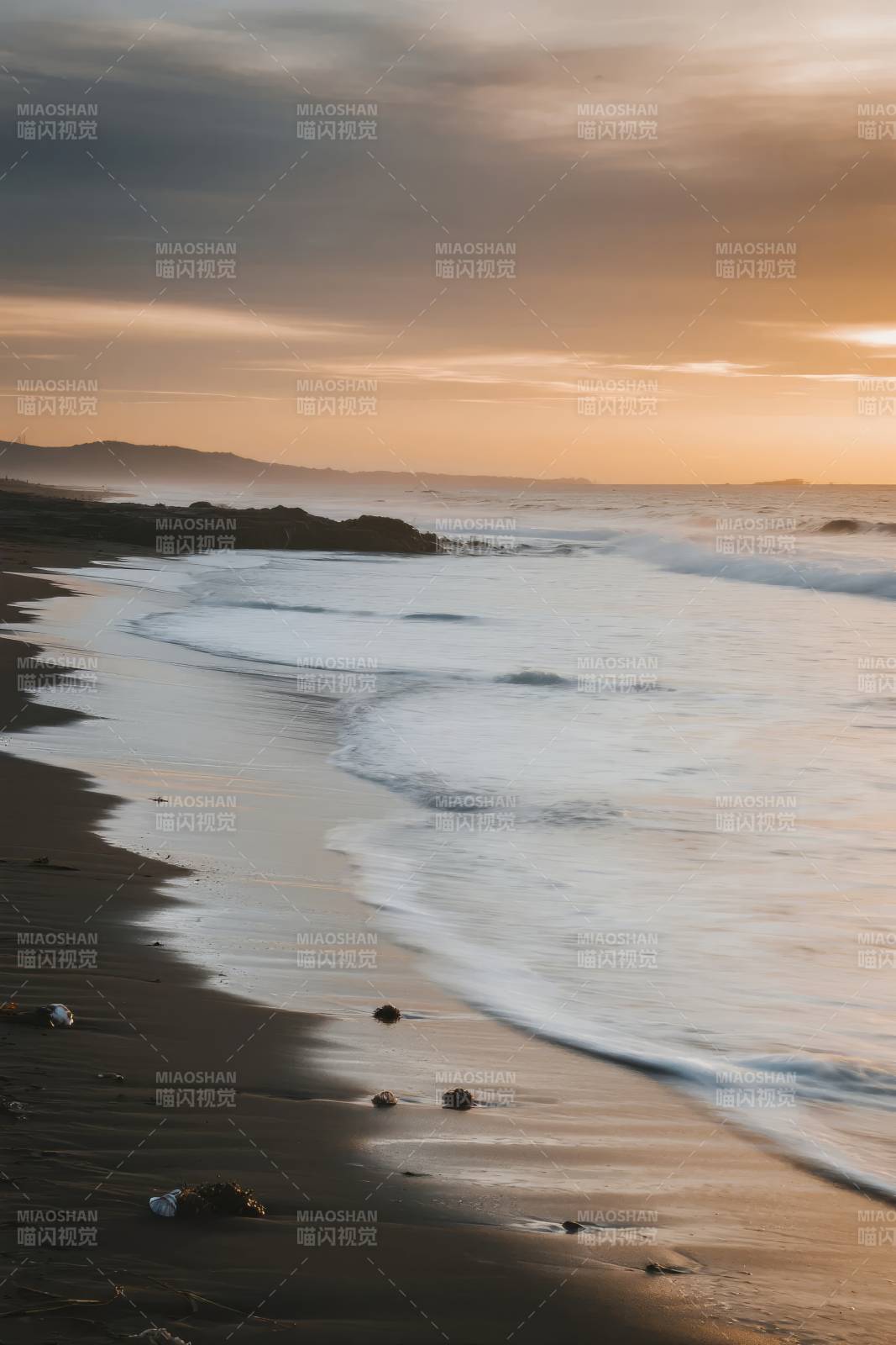 夕阳下的海岸线图片