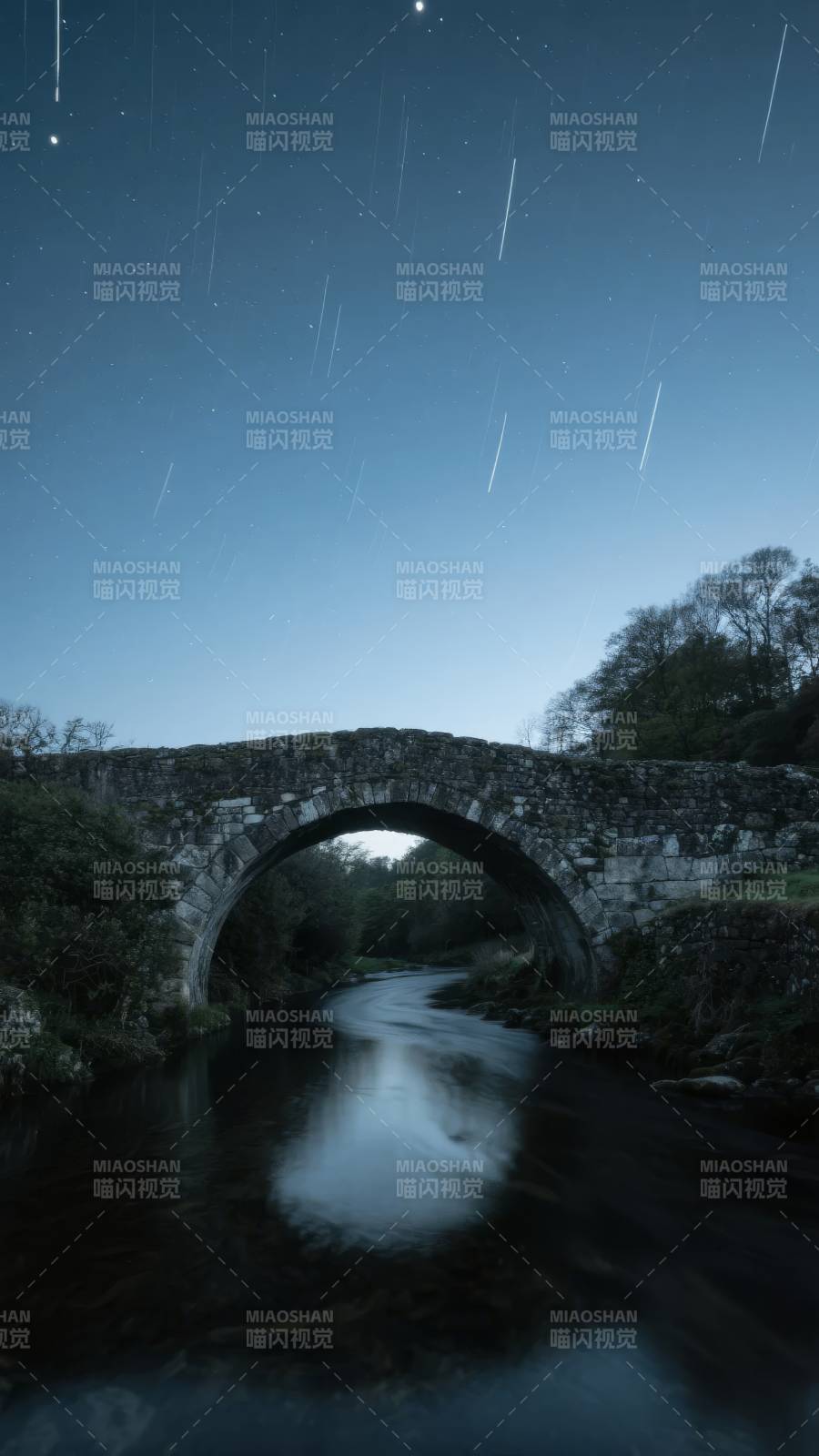 星轨桥影夜河图片