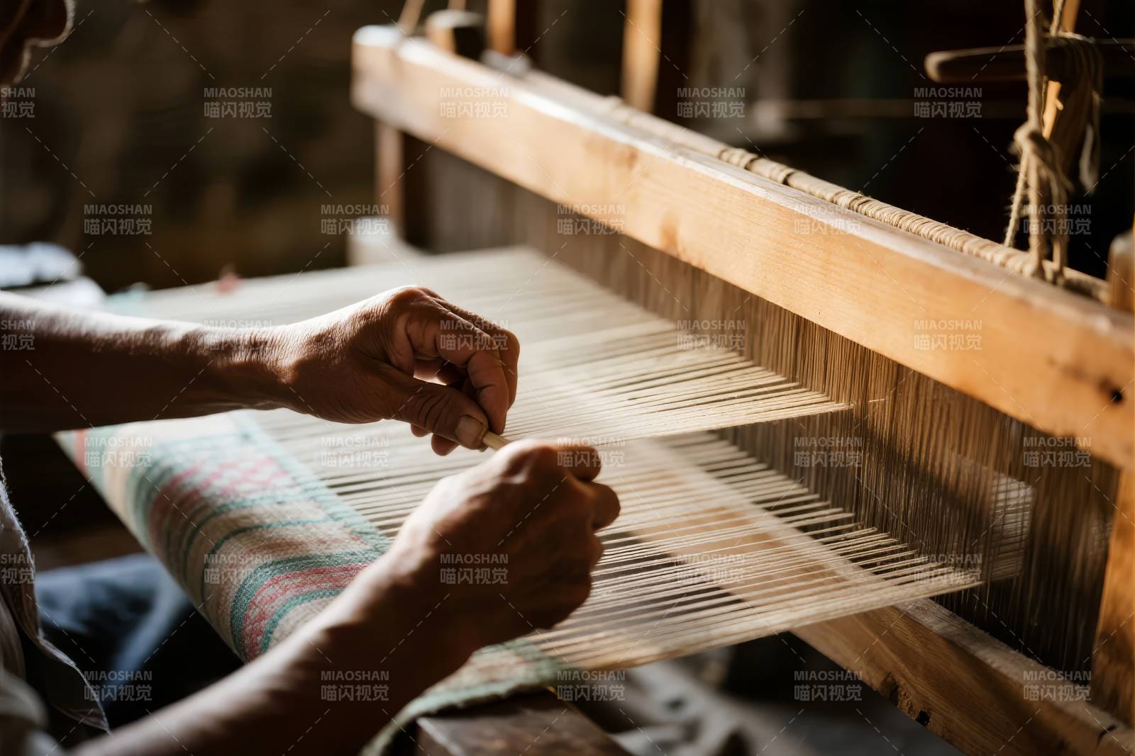 织布匠人专注劳作图片