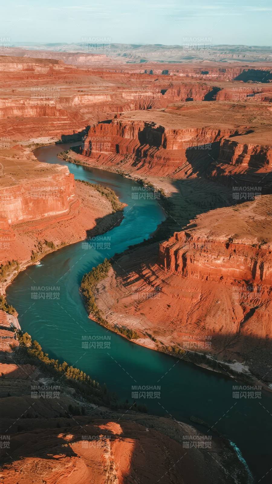 峡谷碧水绕山行图片