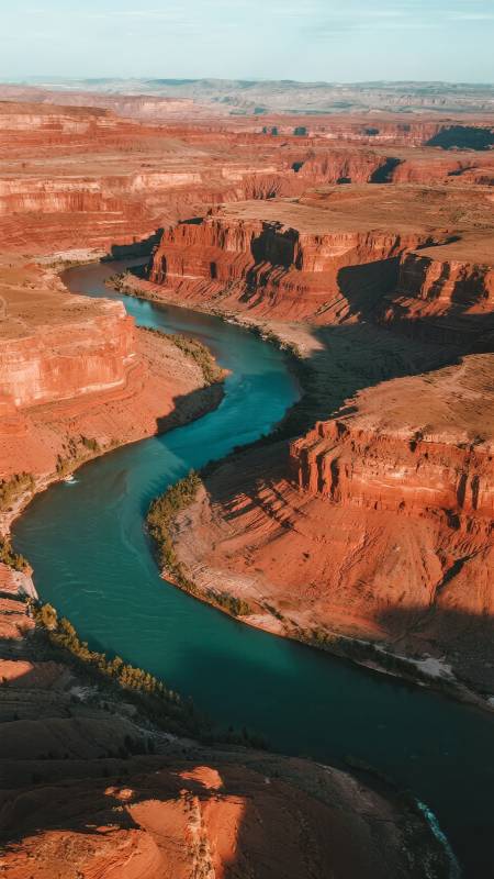 峡谷碧水绕山行图片