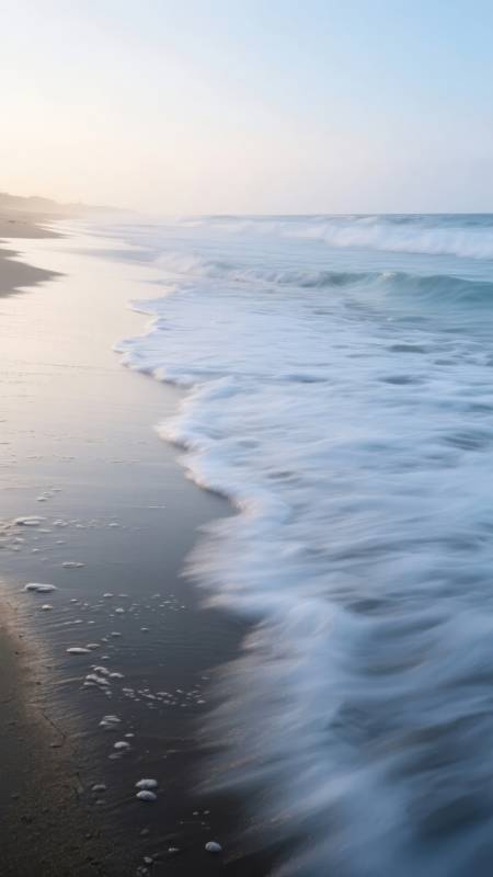 海浪轻抚沙滩图片