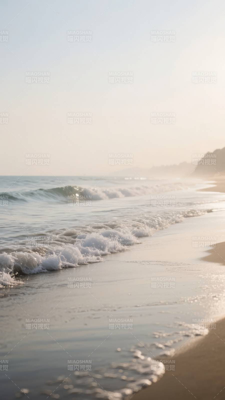 晨曦海滩波光粼粼图片