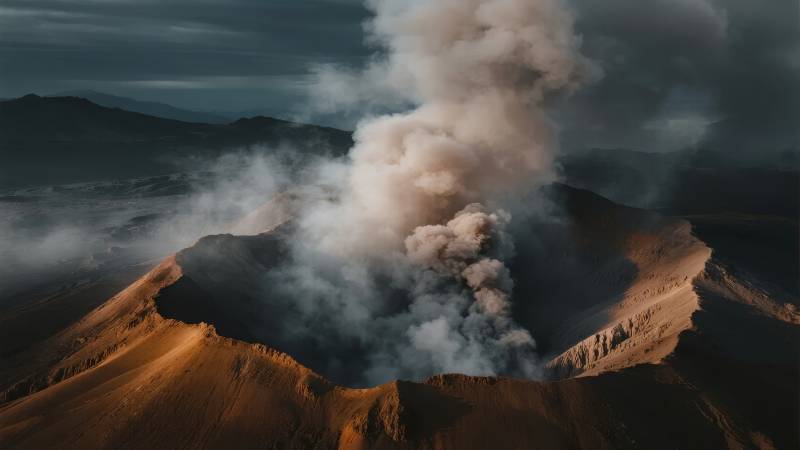 火山喷发烟雾升腾图片