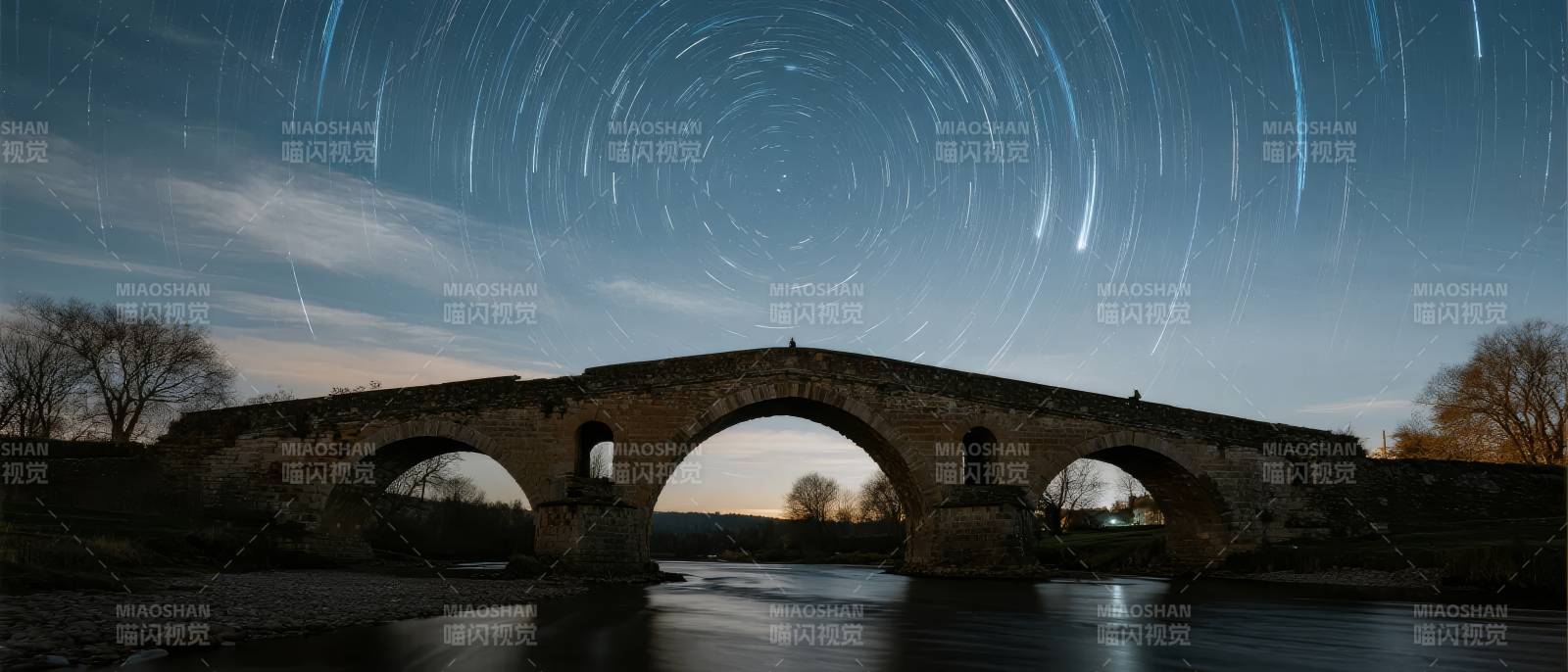 星轨下的古桥夜景图片