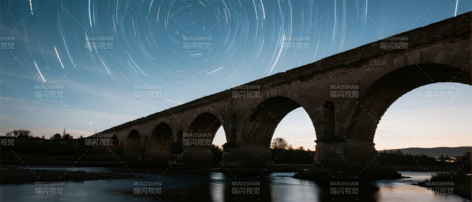 星轨下的古桥图片