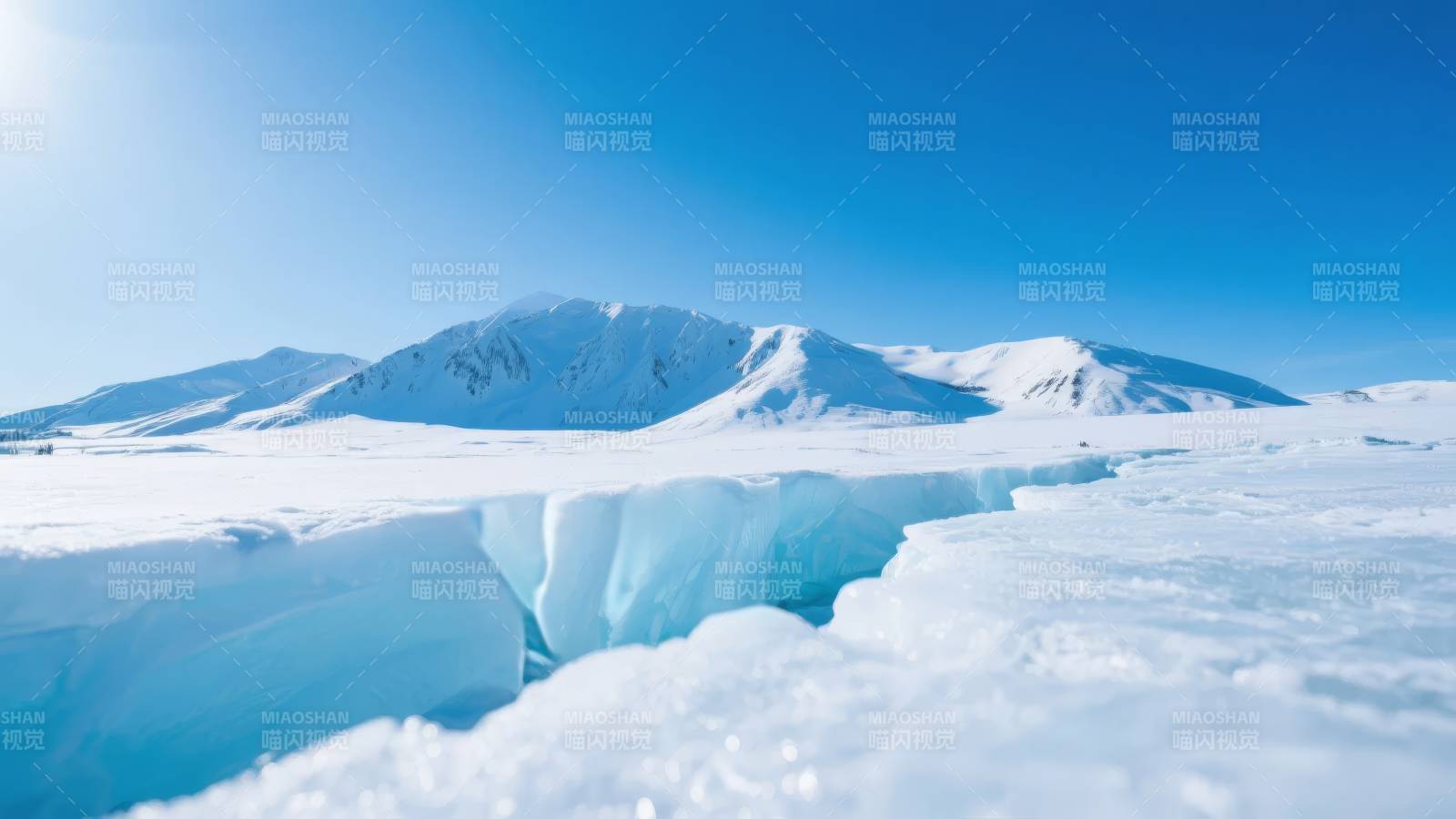 冰川裂隙 雪山映蓝天图片