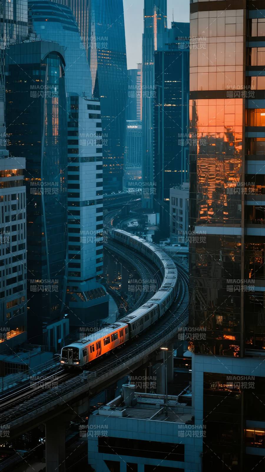 都市列车穿行夜景图片