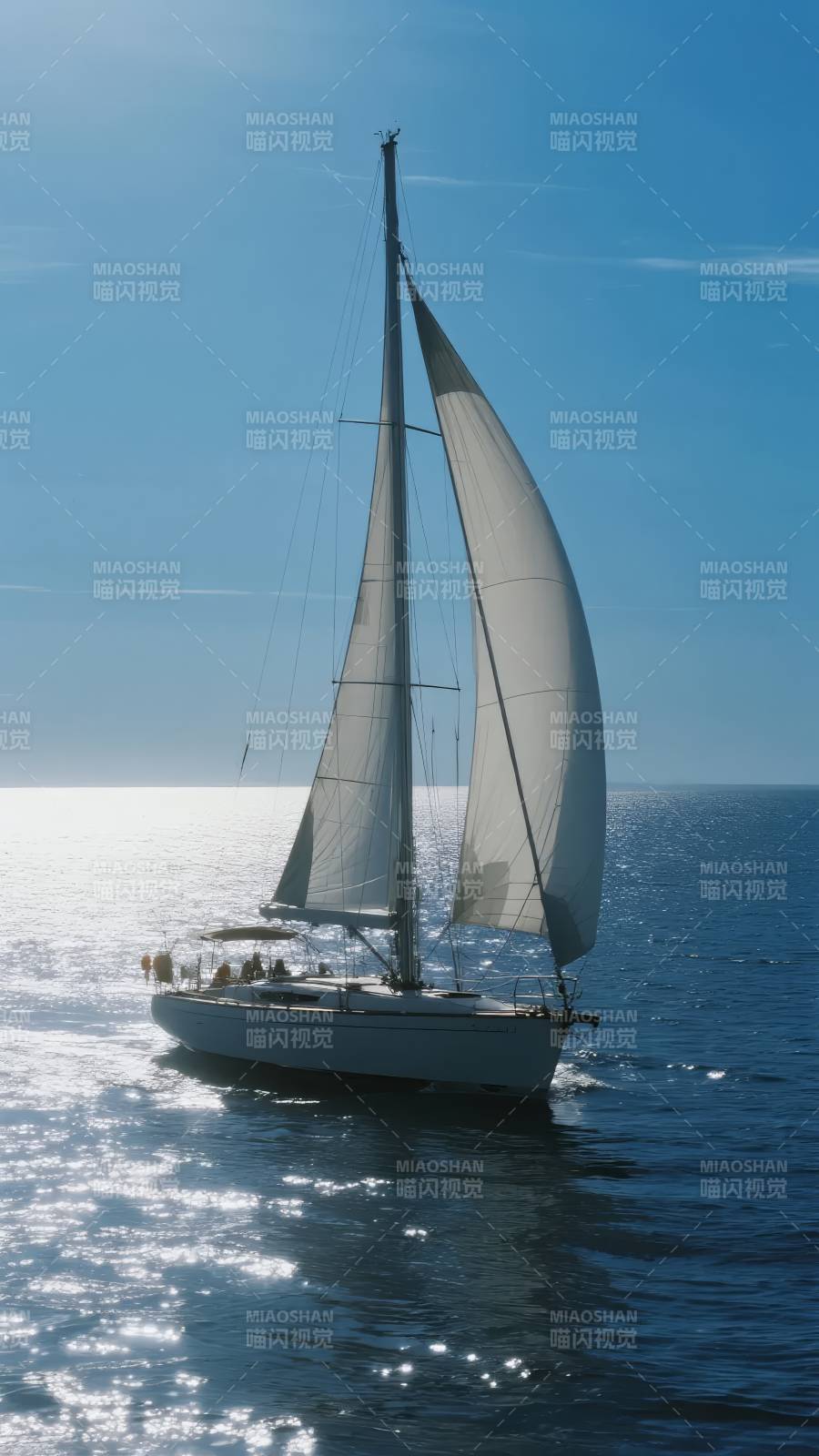 帆船远航碧海蓝天图片